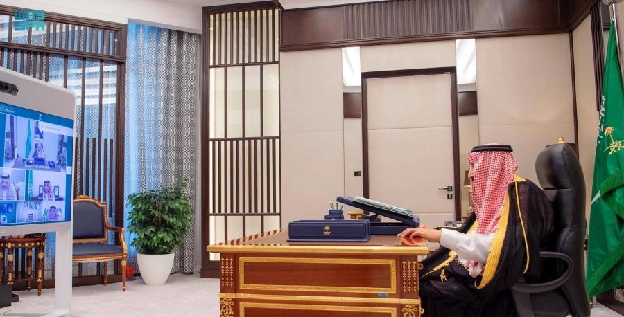 






خادم الحرمين لدى ترؤسه جلسة مجلس الوزراء ـ عبر الاتصال المرئي ـ في جدة أمس                                                            (واس)