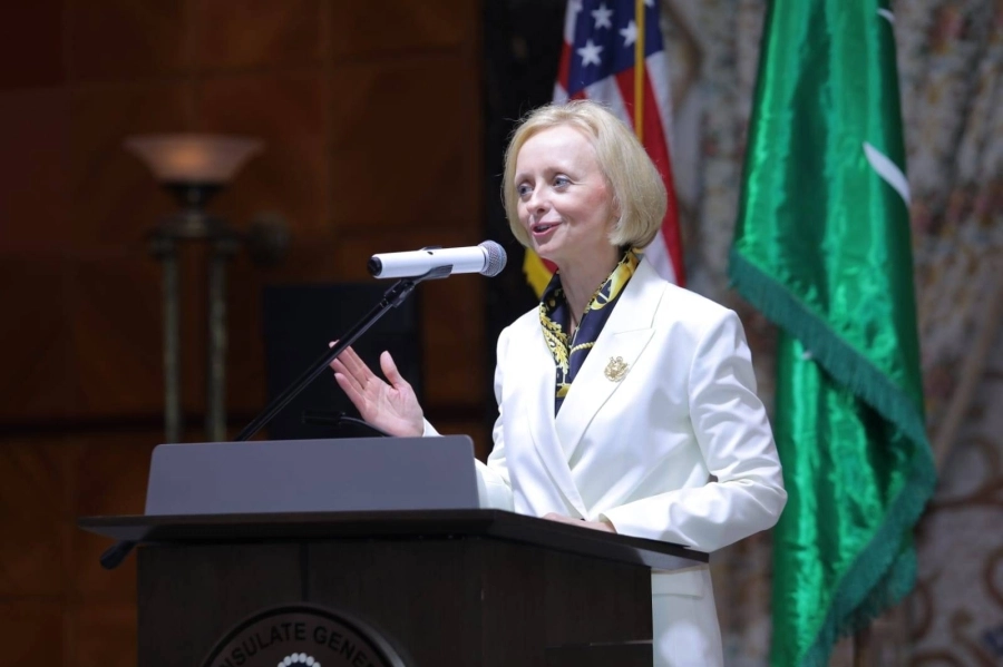  سترونغ تلقي كلمة في الاحتفال (مكة)