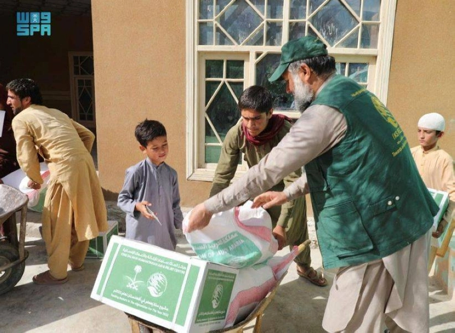 






أسرة أفغانية تتسلم السلة الغذائية                   (واس)