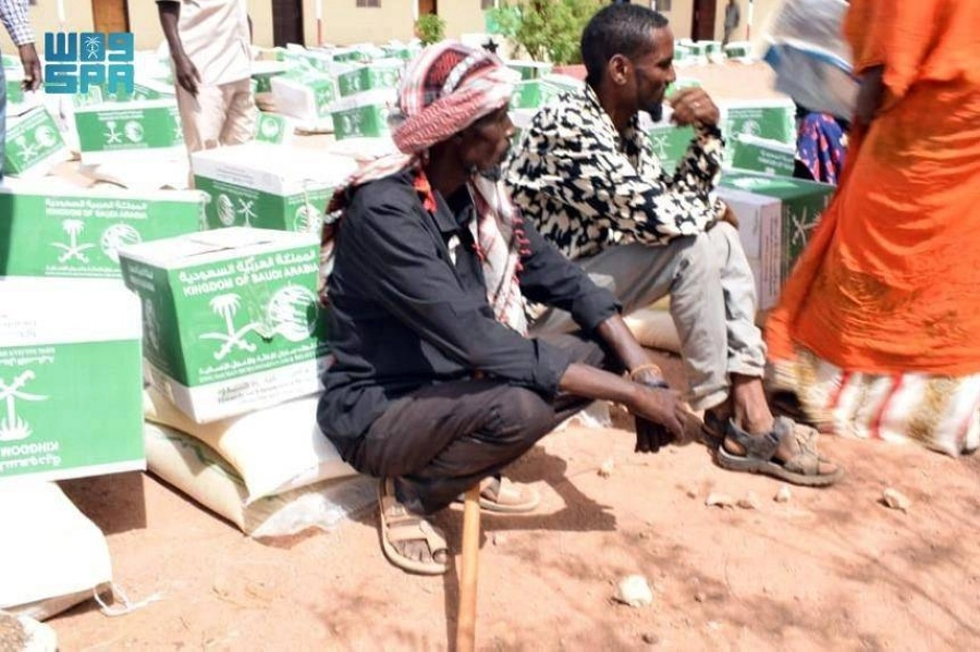 






صوماليون بعد تسلمهم السلال الغذائية