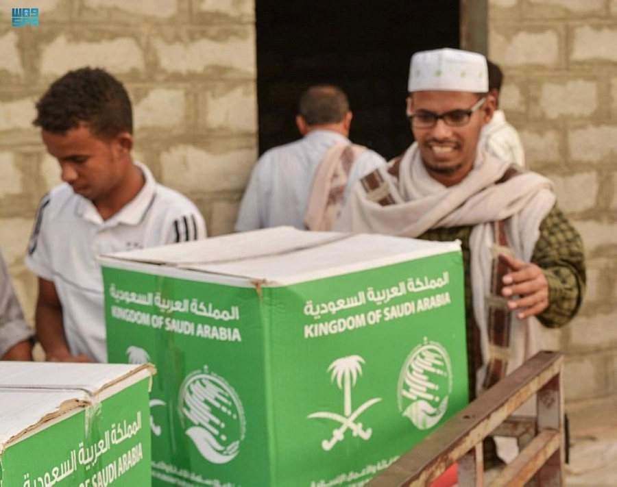 






شاب يتسلم سلة غذائية سعودية في أبين