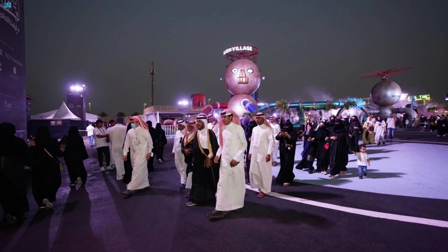 






زوار بمنطقة السيتي ووك                             (مكة)