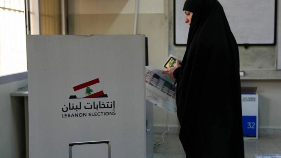






سيدة تدلي بصوتها في انتخابات لبنان                                            (مكة)