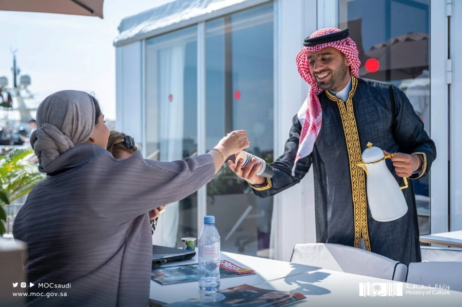 اعتزازا بإرث المملكة الحافل بالكرم، تحضر القهوة السعودية في مهرجان كان السينمائي، وذلك ضمن مبادرة «عام القهوة السعودية 2022»، التي أطلقتها وزارة الثقافة مطلع العام الحالي.
