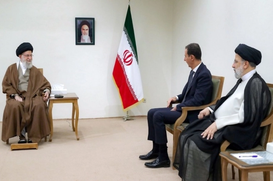 






الأسد يتوسط رئيسي وخامنئي                                                                          (مكة)