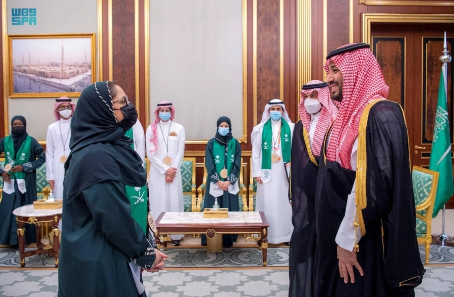 الأمير محمد بن سلمان خلال استقباله الطلاب الفائزين                                              (واس)