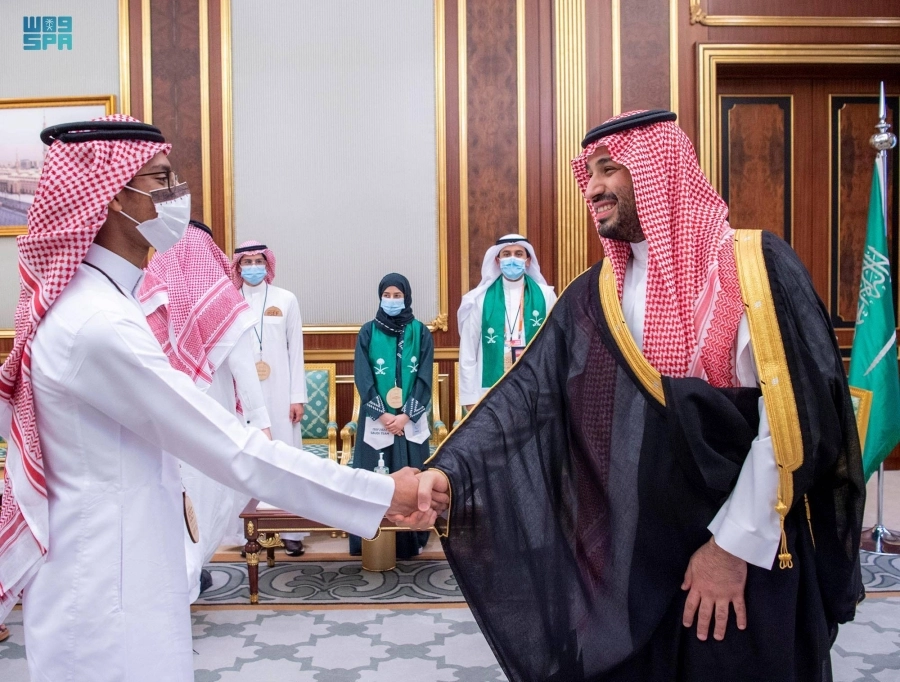 الأمير محمد بن سلمان خلال استقباله الطلاب الفائزين                                              (واس)