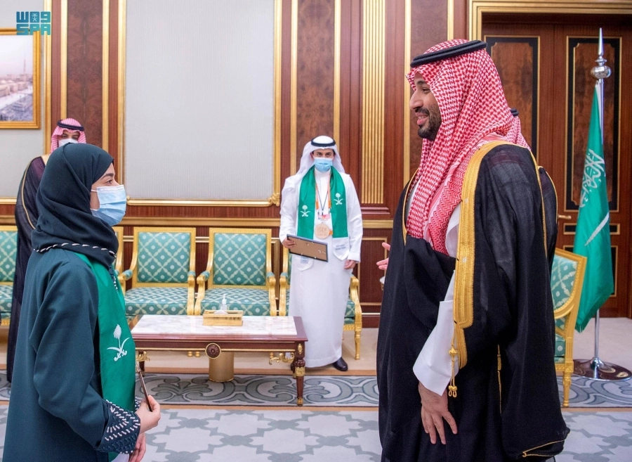 الأمير محمد بن سلمان خلال استقباله الطلاب الفائزين                                              (واس)