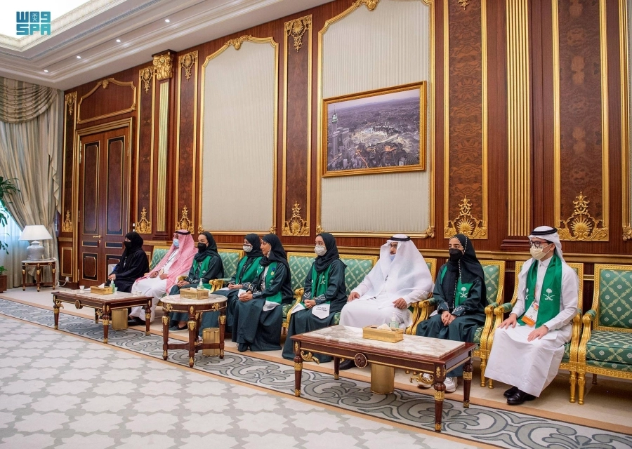 الأمير محمد بن سلمان خلال استقباله الطلاب الفائزين                                              (واس)