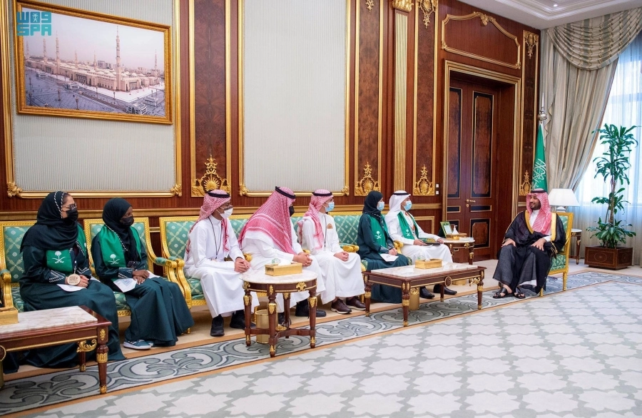 الأمير محمد بن سلمان خلال استقباله الطلاب الفائزين                                              (واس)