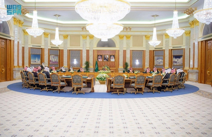خادم الحرمين لدى ترؤسه جلسة مجلس الوزراء أمس في جدة                                                                                    (واس)