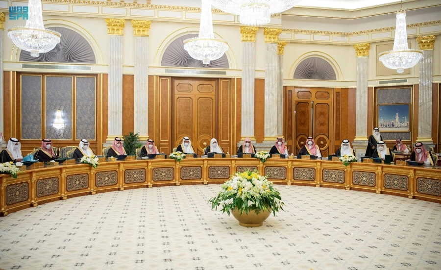 خادم الحرمين لدى ترؤسه جلسة مجلس الوزراء أمس في جدة                                                                                    (واس)