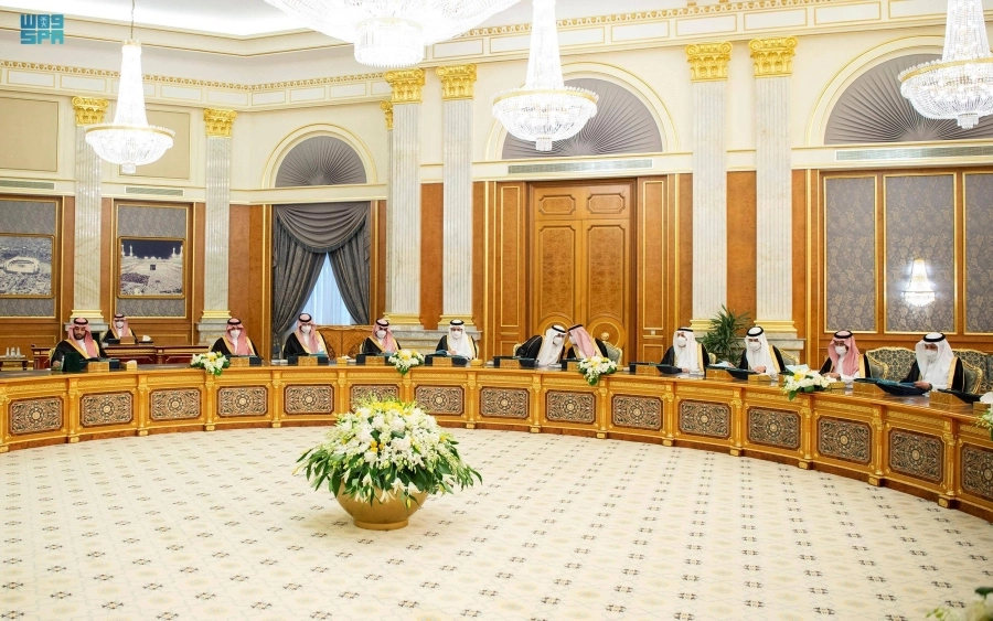 خادم الحرمين لدى ترؤسه جلسة مجلس الوزراء أمس في جدة                                                                                    (واس)