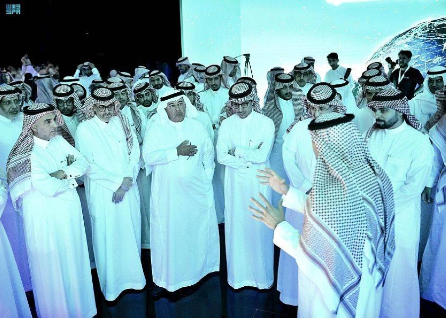 رئيس الهيئة يشرح لضيوف الحفل اهداف بوابة حصين (مكة)