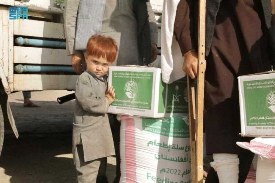 






طفل يمسك بإحدى السلال                                   (واس)