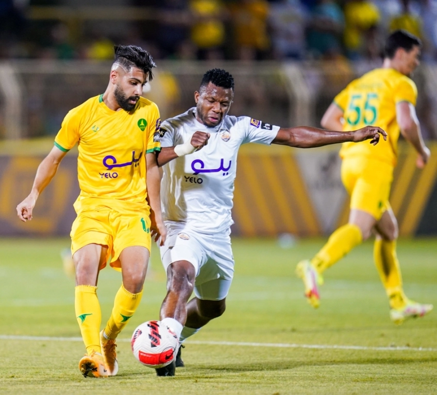 






تنافس على الكرة بين لاعبي الخليج والساحل