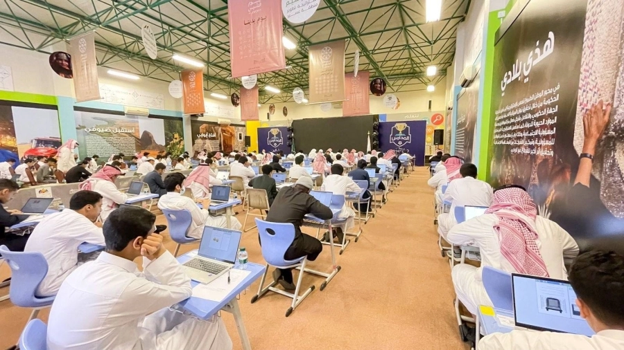 طلاب يشاركون في