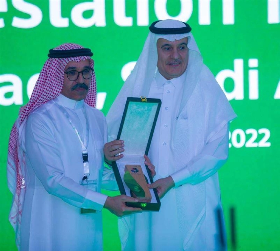 المهندس عبدالرحمن الفضلي يسلم المهندس نظمي النصر جائزة الراعي الرئيسي للمعرض والمنتدى الدولي لتقنيات التشجير