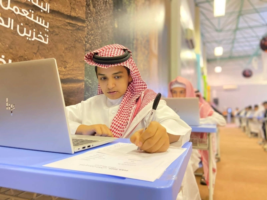 






أحد الطلاب يؤدي اختبارا                                             (مكة)