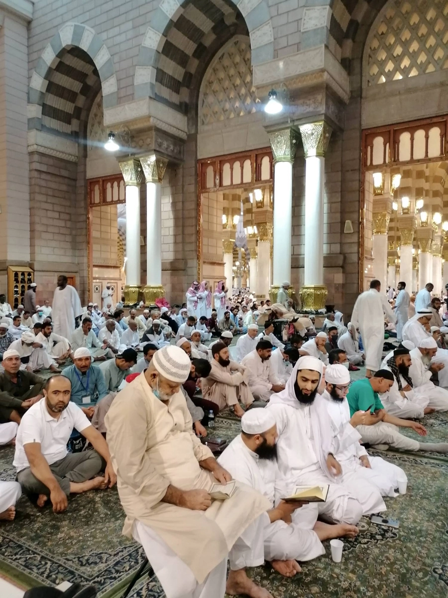 مصلون وزوار في انتظار إحدى الصلوات بالمسجد النبوي.
