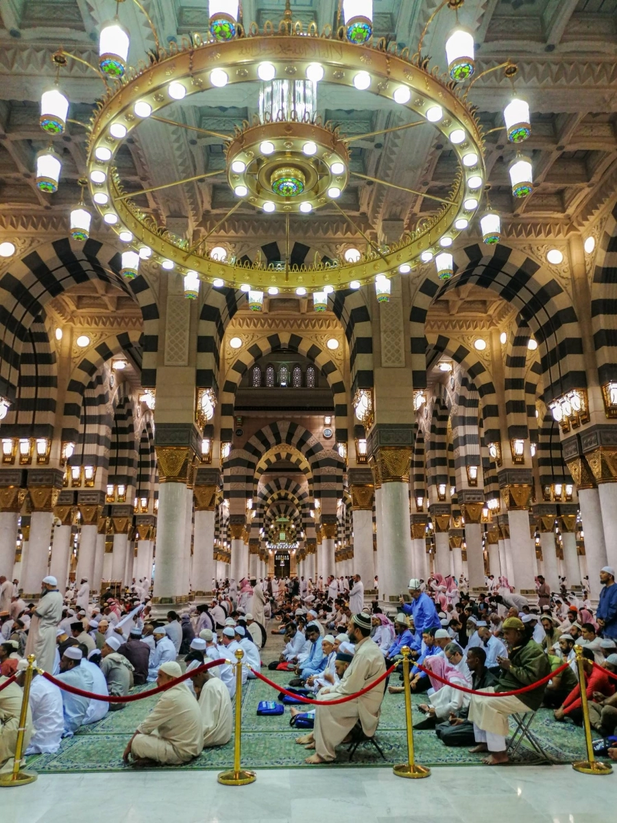 مصلون وزوار في انتظار إحدى الصلوات بالمسجد النبوي.
