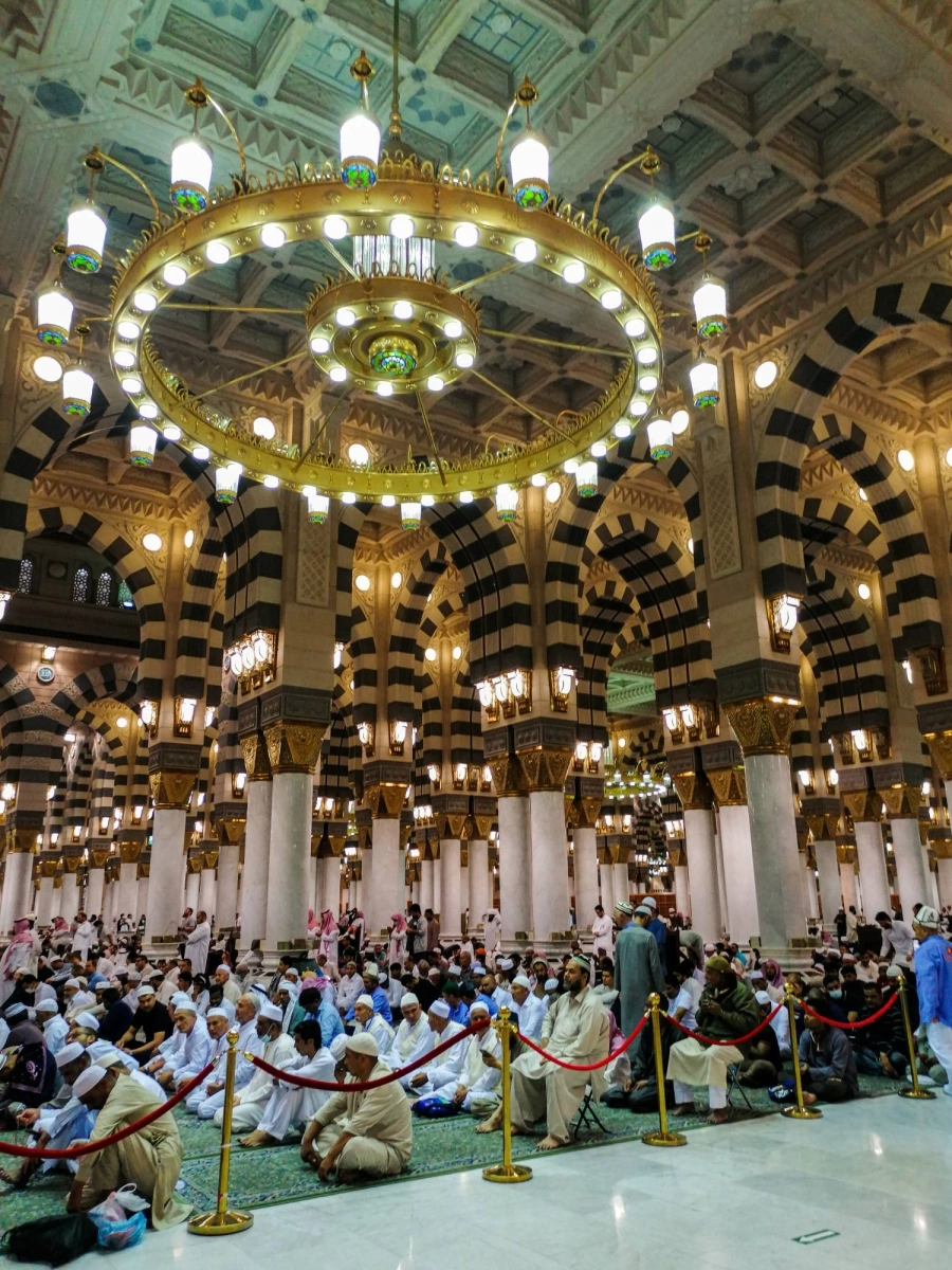 مصلون وزوار في انتظار إحدى الصلوات بالمسجد النبوي.
