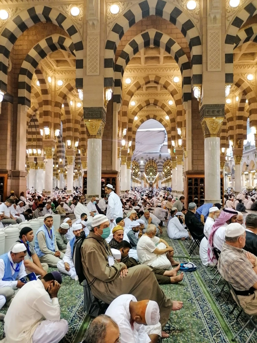 مصلون وزوار في انتظار إحدى الصلوات بالمسجد النبوي.
