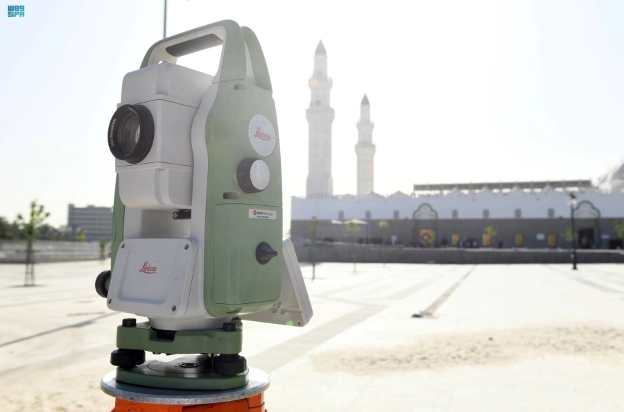 تنظيف ساحات مسجد قباء (واس)