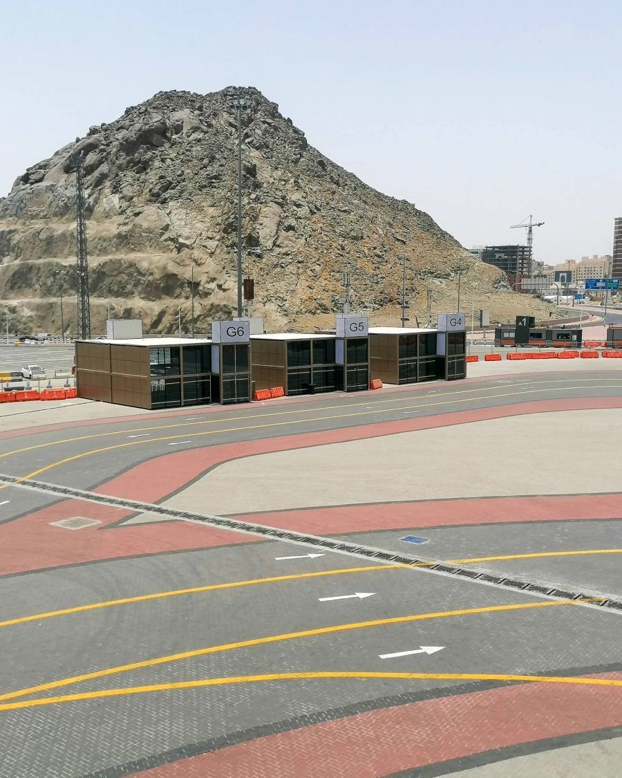 من أعمال تهيئة وتخطيط مواقف باصات نقل الحجاج بالجمرات في حج هذا العام. (أنس الحارثي)