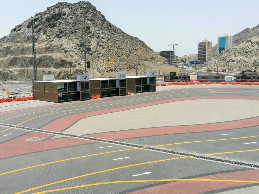 من أعمال تهيئة وتخطيط مواقف باصات نقل الحجاج بالجمرات في حج هذا العام. (أنس الحارثي)