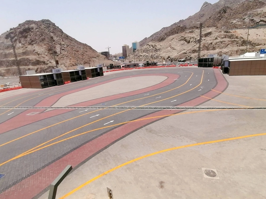 من أعمال تهيئة وتخطيط مواقف باصات نقل الحجاج بالجمرات في حج هذا العام. (أنس الحارثي)