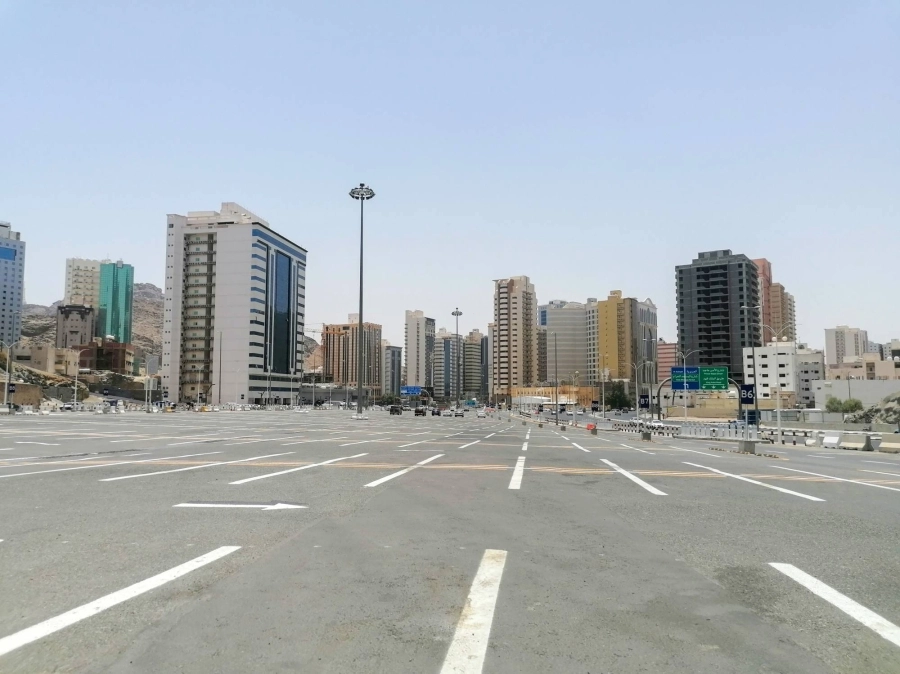 من أعمال تهيئة وتخطيط مواقف باصات نقل الحجاج بالجمرات في حج هذا العام. (أنس الحارثي)