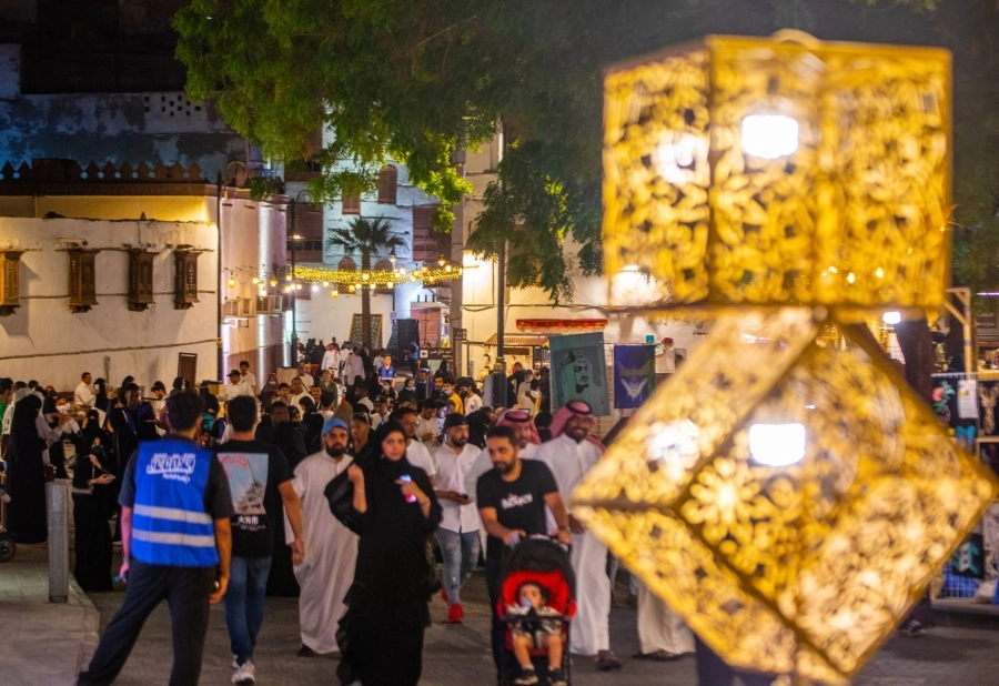 زوار يعيشون حكايا الماضي في جدة التاريخية ويستمتعون بأوقات مبهجة بالتفاصيل الأصيلة والآثار العريقة للبلد.
