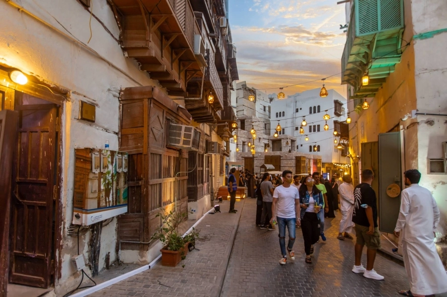 زوار يعيشون حكايا الماضي في جدة التاريخية ويستمتعون بأوقات مبهجة بالتفاصيل الأصيلة والآثار العريقة للبلد.
