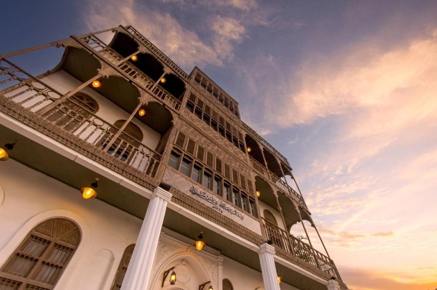 زوار يعيشون حكايا الماضي في جدة التاريخية ويستمتعون بأوقات مبهجة بالتفاصيل الأصيلة والآثار العريقة للبلد.
