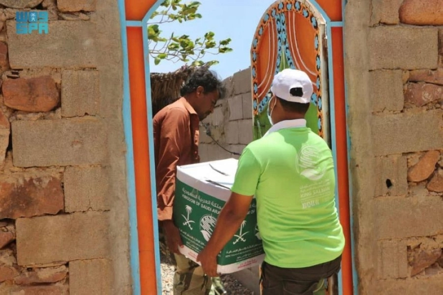 






فريق المركز يوصل السلة داخل أحد المنازل