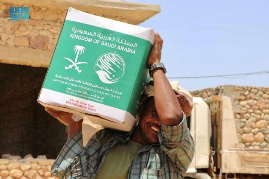 






يمني يحمل سلة غذائية في محافظة سقطرى