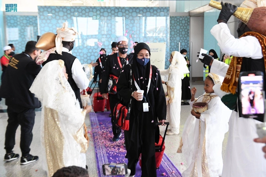 حجاج قادمين من الهند لدى وصولهم المدينة المنورة (مكة)