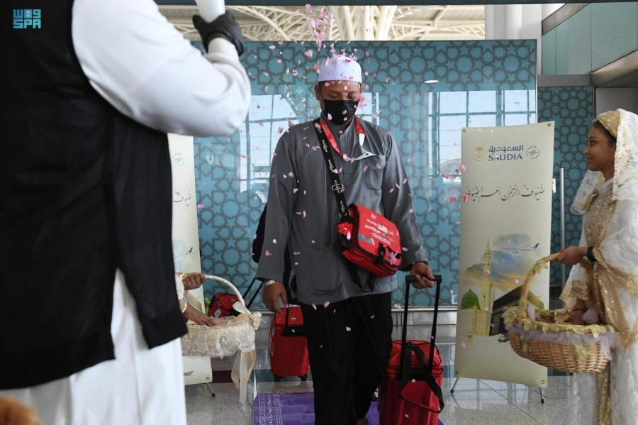 






حجاج من الخارج لدى وصولهم المدينة المنورة                                             (مكة)