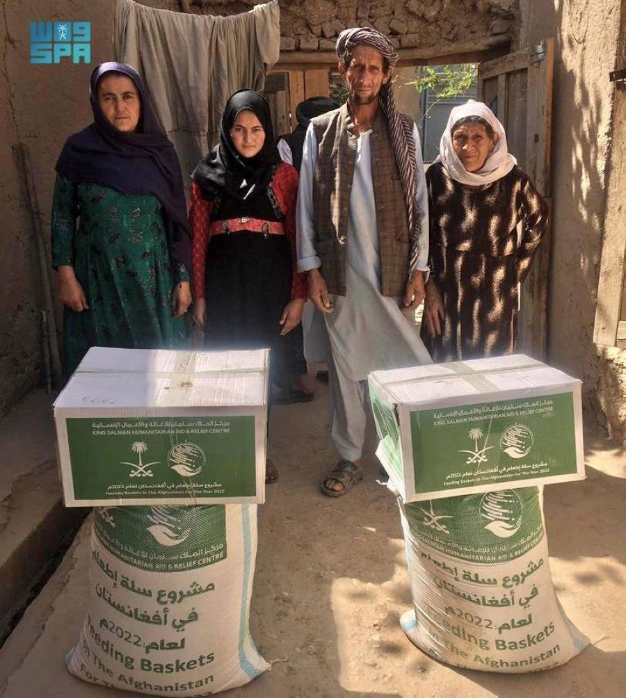مركز الملك سلمان للإغاثة والأعمال الإنسانية يوزع 400 سلة غذائية للمحتاجين ومتضرري الفيضانات بمدينة بل خمري شمال أفغانستان. (مكة)
