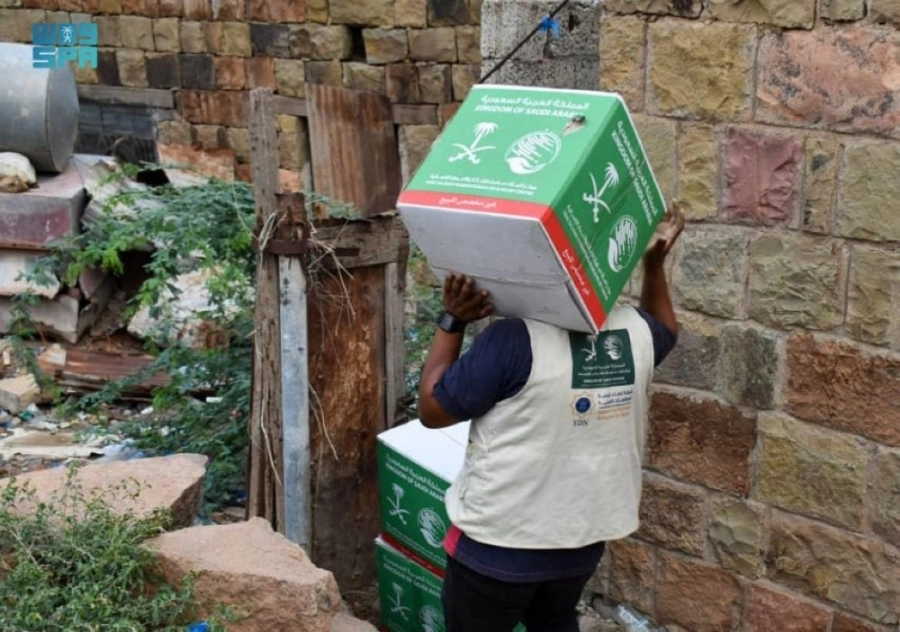 






متطوع يحمل سلة إلى أحد البيوت اليمنية