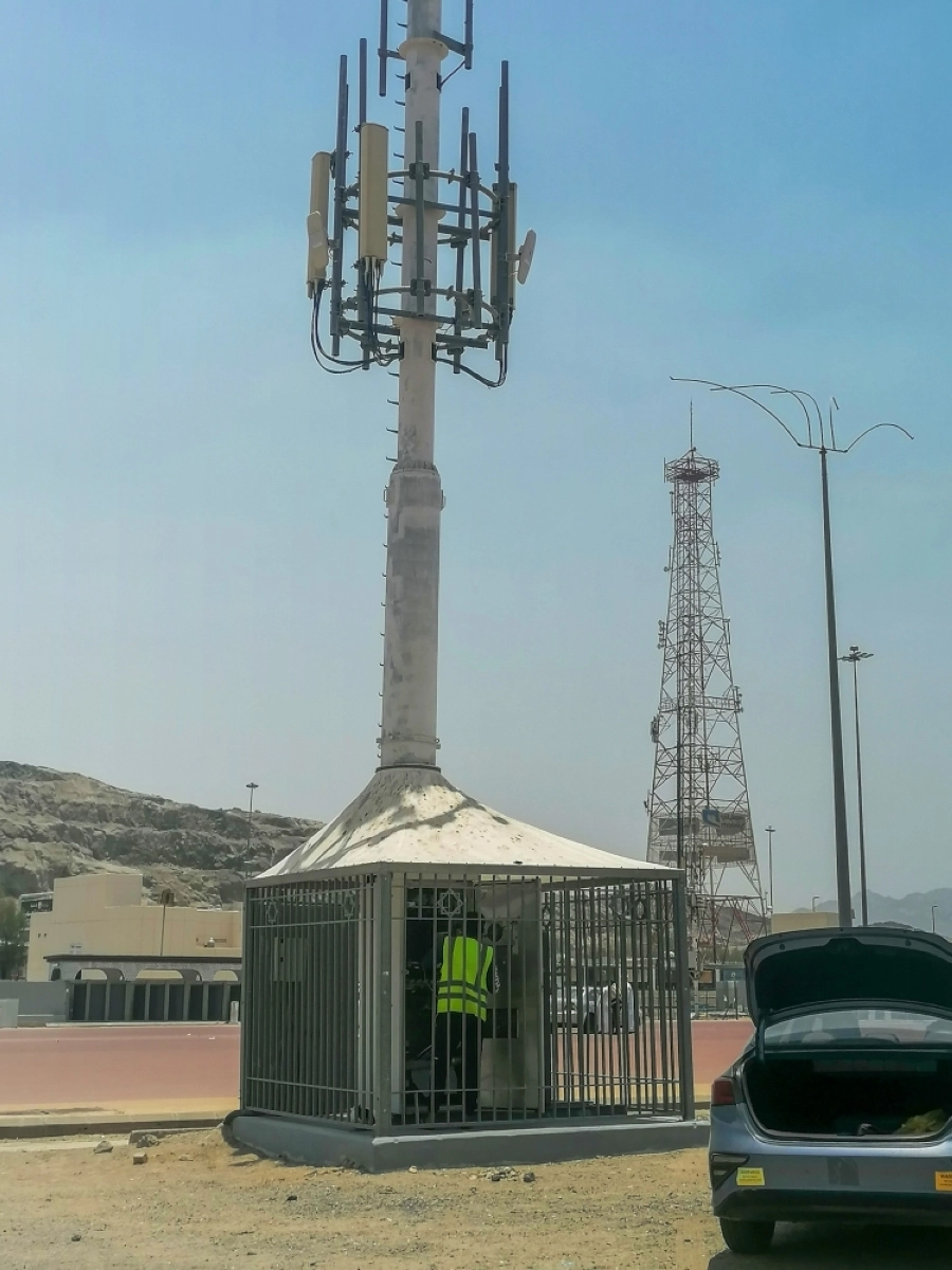 من أعمال تجهيز مشعر مزدلفة، التي تشمل تغيير هوية دورات المياه من الأزرق والأبيض إلى اللون الرمادي. (أنس الحارثي)