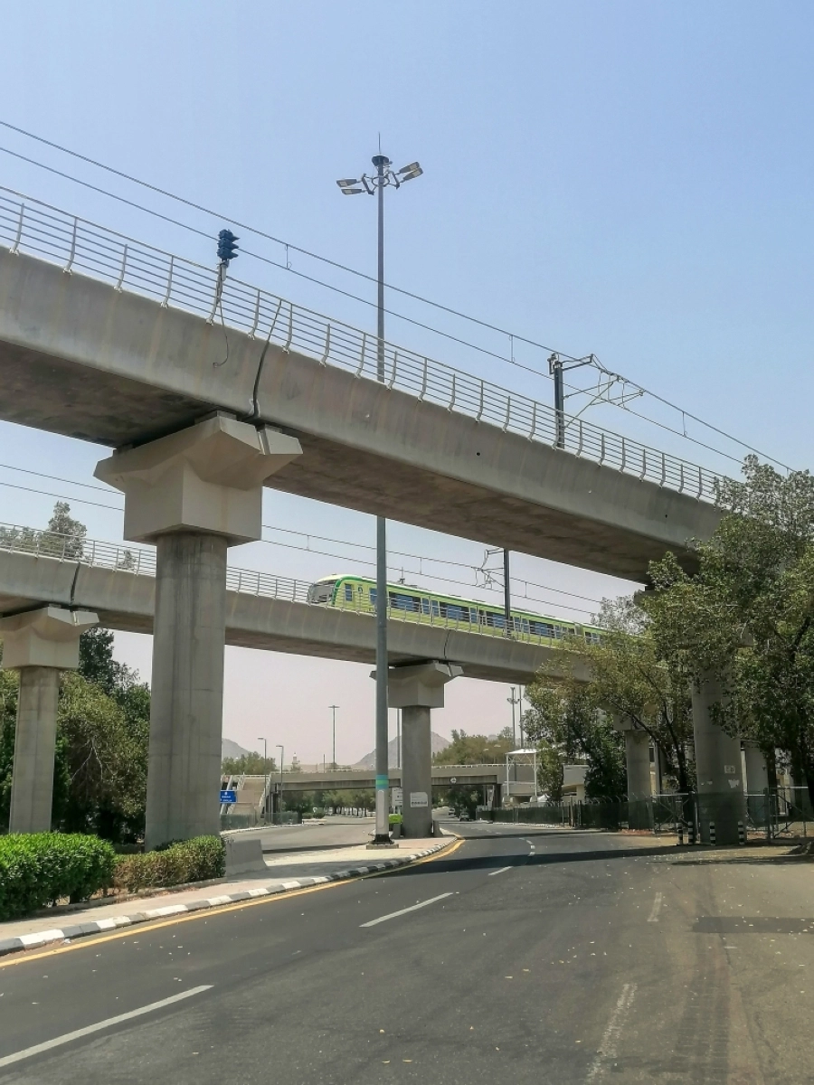 من أعمال تجهيز مشعر مزدلفة، التي تشمل تغيير هوية دورات المياه من الأزرق والأبيض إلى اللون الرمادي. (أنس الحارثي)