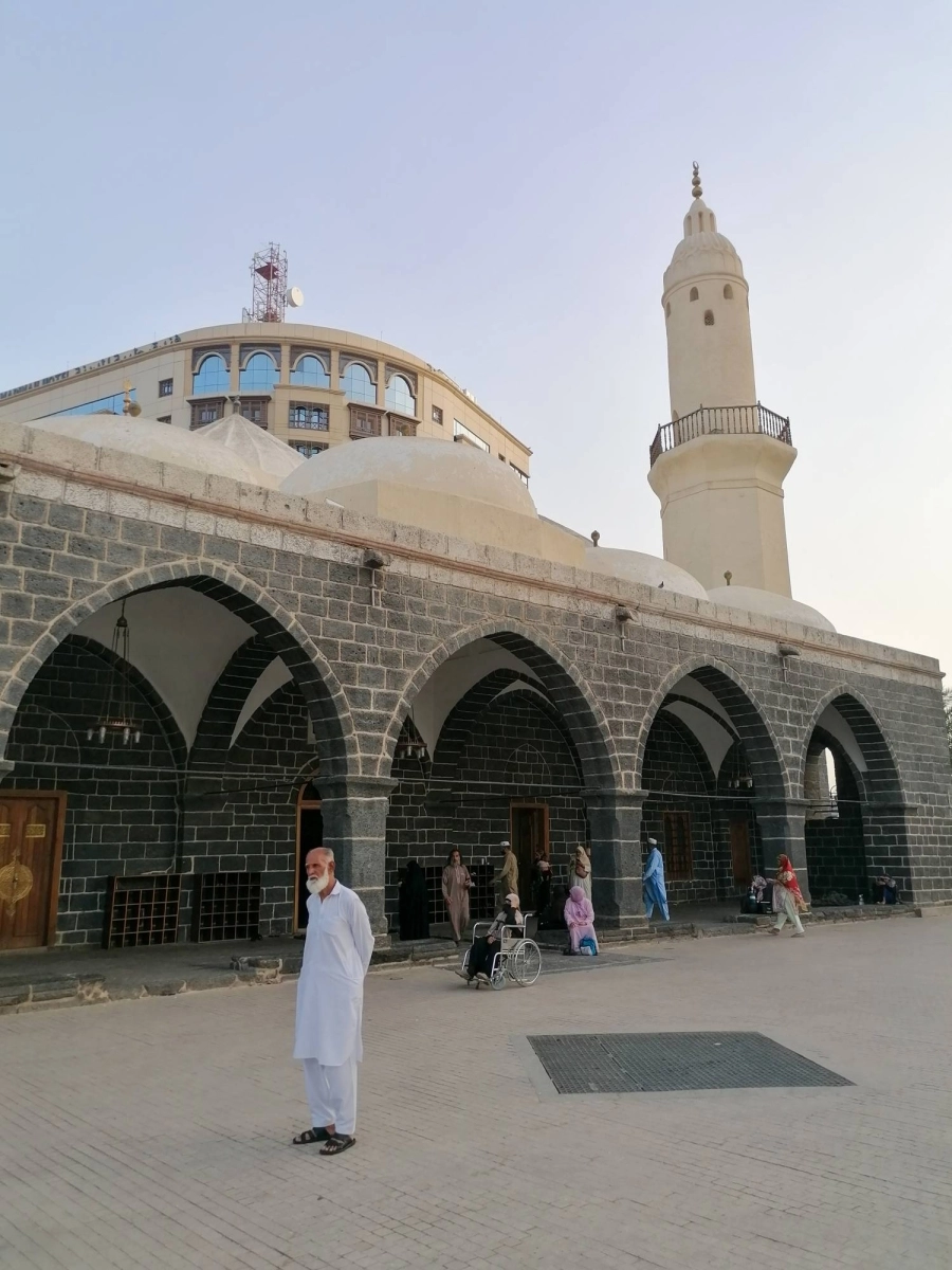 حجاج قادمون مبكرا يزورون مسجد الغمامة بالمدينة المنورة (أنس الحارثي)