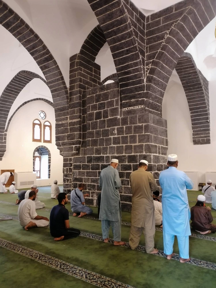 






حجاج قادمون مبكرا يزورون مسجد الغمامة بالمدينة المنورة      (أنس الحارثي)