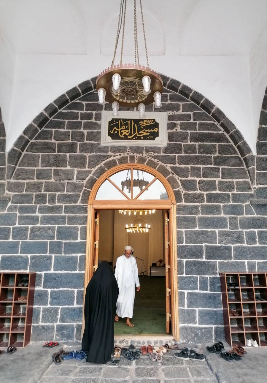 حجاج قادمون مبكرا يزورون مسجد الغمامة بالمدينة المنورة (أنس الحارثي)