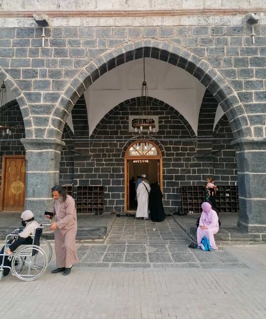 حجاج قادمون مبكرا يزورون مسجد الغمامة بالمدينة المنورة (أنس الحارثي)