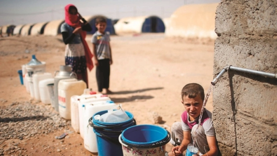 






أطفال عراقيون يبحثون عن شربة ماء        (مكة)