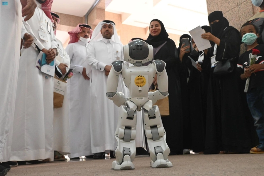 



الروبوت كان حاضرا في الملتقى           (تبوك)