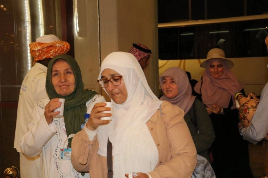 بالورود والابتسامات وماء زمزم استقبلت شركة مطوفي حجاج تركيا وأوروبا وأستراليا الفوج الأول من الحجاج الأتراك لدى وصولهم إلى مكة المكرمة. 